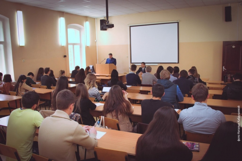 Студенты академии встретились с зампрокурора Саратова