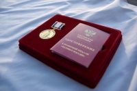Губернатор наградил преподавателя академии памятной медалью