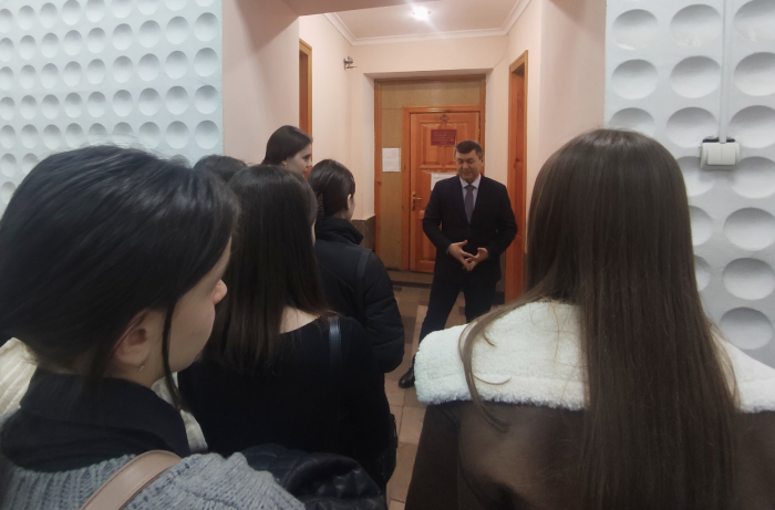 Ялтинский городской суд посетил старший преподаватель СГЮА