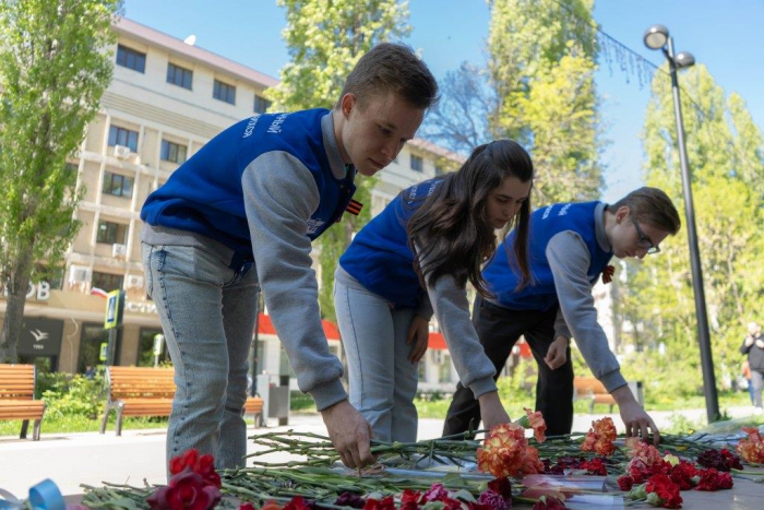 Студенты СГЮА возложили цветы к мемориалам в Саратове